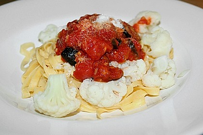 Bandnudeln mit Blumenkohl und Tomaten - Oliven - Sauce