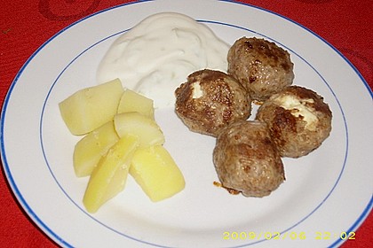 Frikadellen mit Schafsk&auml;sef&uuml;llung