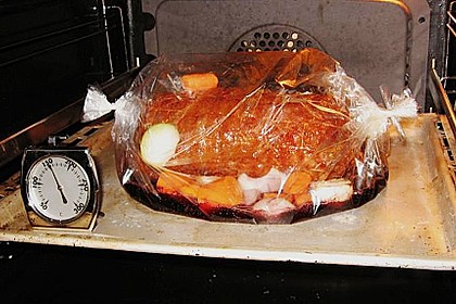 s sehr großes huhn braten. s sehr großes huhn braten.
