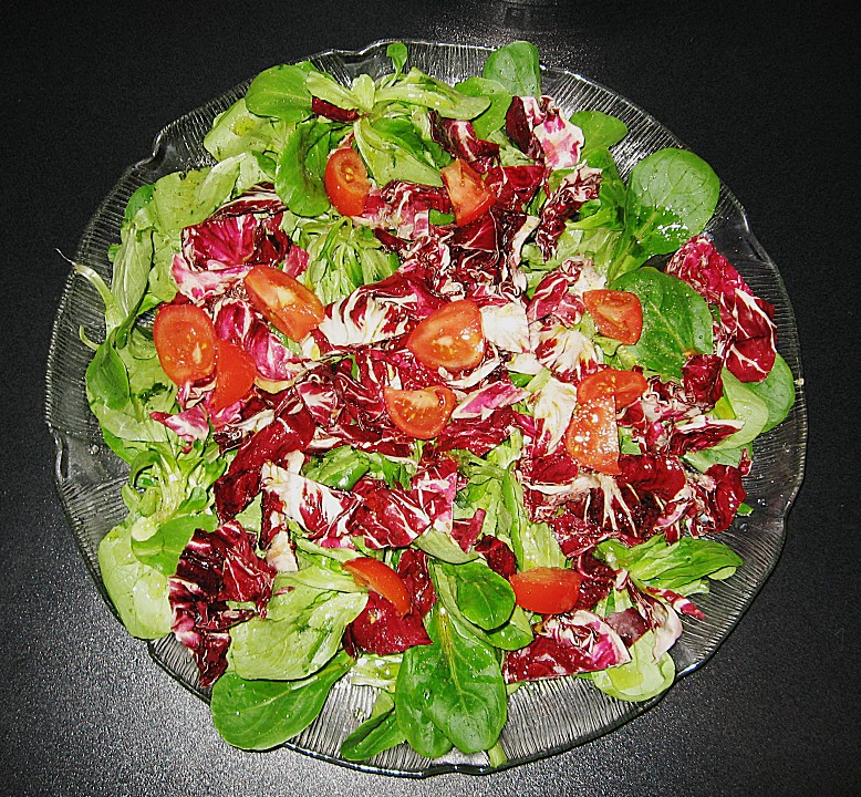 Salatplatte mit Feldsalat, Radicchio und Tomaten (Rezept mit Bild ...
