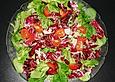 Salatplatte mit Feldsalat, Radicchio und Tomaten