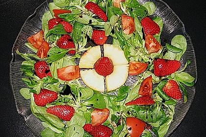Salatplatte mit Feldsalat, Tomaten, Erdbeeren und Ananas
