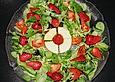 Salatplatte mit Feldsalat, Tomaten, Erdbeeren und Ananas