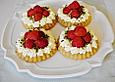 Erdbeert&ouml;rtchen mit Marzipan und Amarettosahne