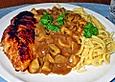 H&auml;hnchenbrust in heller Sauce mit Nudeln