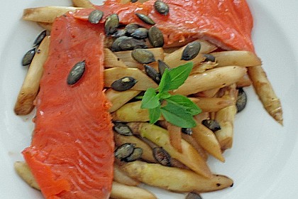 Spargel gebraten mit  K&uuml;rbiskern&ouml;l und R&auml;ucherlachs