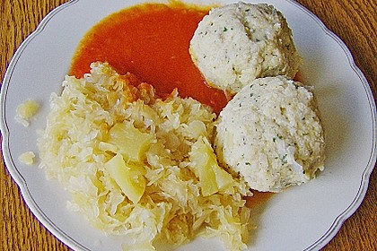 Hirsekl&ouml;&szlig;e mit Tomatensauce