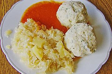 Hirseklöße mit Tomatensauce