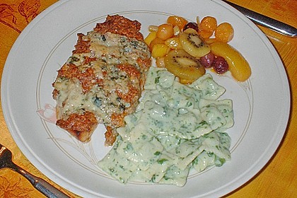 Putenschnitzel mit Bratwursthaube und Gorgonzolaschnee mit karamellisierten Tropenfr&uuml;chten und Pastalini