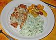 Putenschnitzel mit Bratwursthaube und Gorgonzolaschnee mit karamellisierten Tropenfr&uuml;chten und Pastalini
