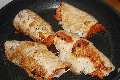 Putenrouladen mit Tomatenf&uuml;llung und gr&uuml;nen Bandnudeln
