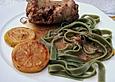 Putenrouladen mit Tomatenf&uuml;llung und gr&uuml;nen Bandnudeln