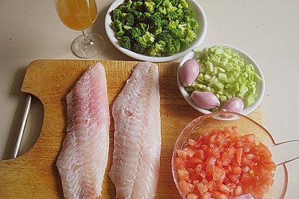 Rotbarsch auf Brokkolischaum mit R&ouml;schen und Tomatenkompott