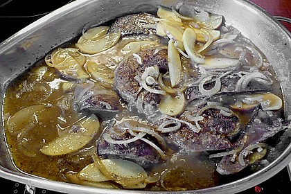 Leber in Apfel-Zwiebel So&szlig;e