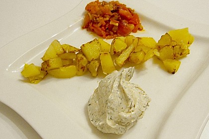 Neue Kartoffeln mit dreierlei Dips