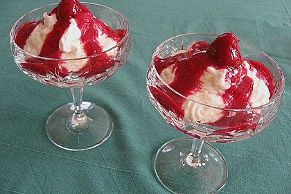 Apfelcreme mit Himbeersauce
