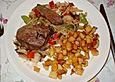 Filet vom Pferd im Gem&uuml;sebett mit Bratkartoffelw&uuml;rfeln