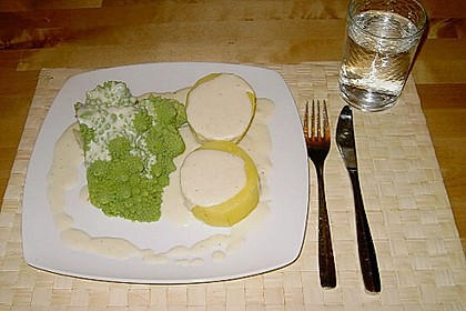Romanesco mit cremiger K&auml;sesauce und Salzkartoffeln