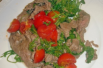 Tagliata di manzo con pomodoro e rucola