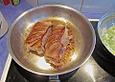 Knusprige G&auml;nsebrust, einseitig gebraten mit Rosmarin in Waldpilz - Weinsauce