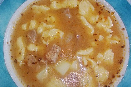Gulaschsuppe mit Nockerln