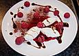 K&auml;senocken mit Beeren und Balsamico