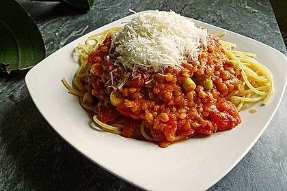 Linsenbolognese mit Pasta und Frühlingszwiebeln 1