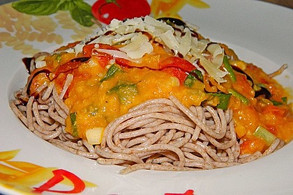 Linsenbolognese mit Pasta und Frühlingszwiebeln 16