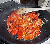 Garnelen in fruchtig, scharfer Sauce auf Nudeln (Bild)