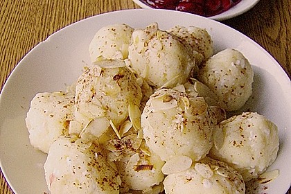 Quarkkn&ouml;del mit Kirschenkompott