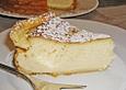 K&auml;sekuchen mit geschlagener Sahne