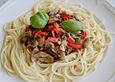 Spaghetti mit lauwarmem Champignon - Paprika - Salat