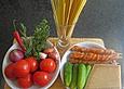 Speckstangen mit Pasta und einem Kompott aus Tomaten, Gurken und Oliven