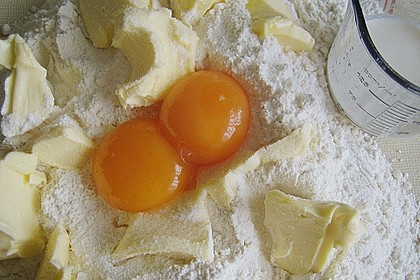 Gebratene Piroggen mit Krautf&uuml;llung auf Pfifferlingsragout