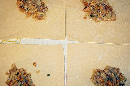 Gebratene Piroggen mit Krautf&uuml;llung auf Pfifferlingsragout 2