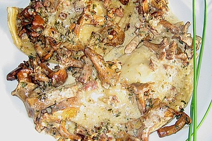 Gebratene Piroggen mit Krautf&uuml;llung auf Pfifferlingsragout 4