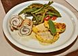 Putenr&ouml;llchen mit Salbei und Schinken auf Tomaten - Bohnen Ragout