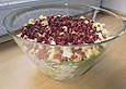 Schichtsalat mit Eissalat und Speck