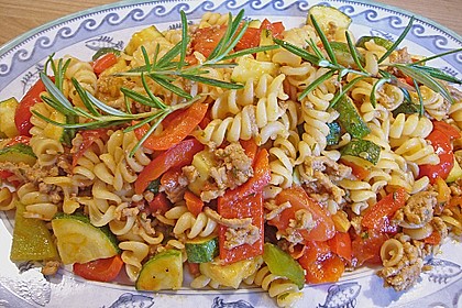 Italienische Nudelpfanne mit Hackfleisch und Gem&uuml;se