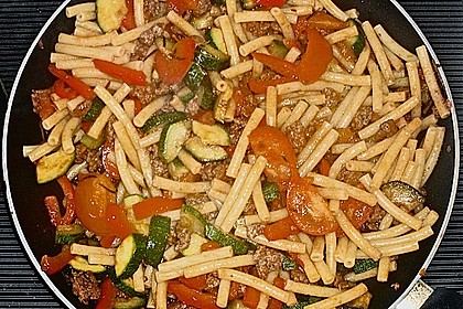 Italienische Nudelpfanne mit Hackfleisch und Gem&uuml;se 1