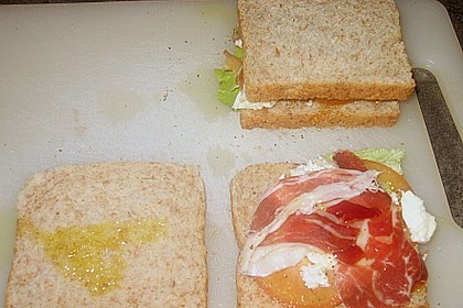 Sandwich mit Mozzarella, Tomaten und Parmaschinken