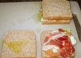 Sandwich mit Mozzarella, Tomaten und Parmaschinken