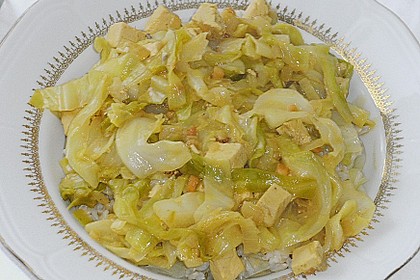 Spitzkohl mit Tofu und Erdnusssauce