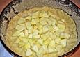 Tr&auml;nender K&auml;sekuchen mit Apfelf&uuml;llung