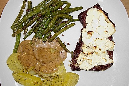 Mit Ziegenk&auml;se &uuml;berbackenes Entrec&ocirc;te an Pfeffersauce, gr&uuml;nen Bohnen und Kartoffelecken 3