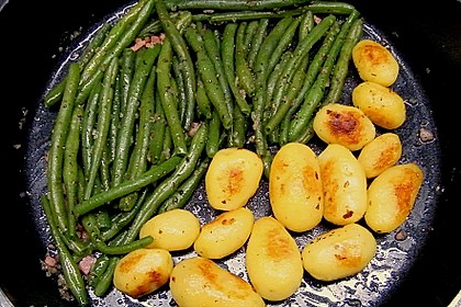 Mit Ziegenk&auml;se &uuml;berbackenes Entrec&ocirc;te an Pfeffersauce, gr&uuml;nen Bohnen und Kartoffelecken 7