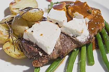 Mit Ziegenk&auml;se &uuml;berbackenes Entrec&ocirc;te an Pfeffersauce, gr&uuml;nen Bohnen und Kartoffelecken