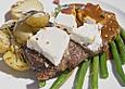Mit Ziegenk&auml;se &uuml;berbackenes Entrec&ocirc;te an Pfeffersauce, gr&uuml;nen Bohnen und Kartoffelecken