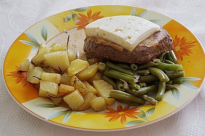 Mit Ziegenk&auml;se &uuml;berbackenes Entrec&ocirc;te an Pfeffersauce, gr&uuml;nen Bohnen und Kartoffelecken 1