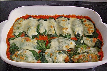 Mangoldr&ouml;llchen mit Hackfleisch im Tomaten - Paprikabett